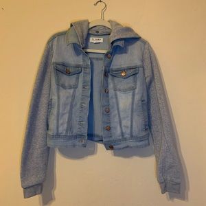 3/$21 • Cropped Light Wash Denim Jacket Sz Small